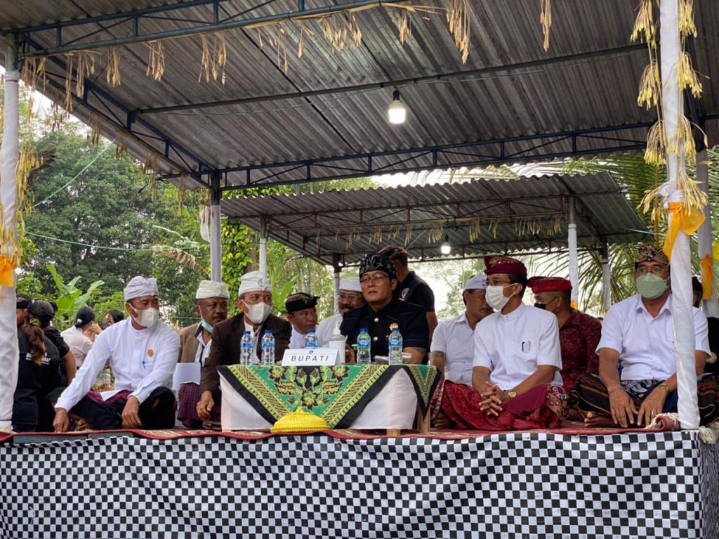 Perbekel Petang Hadiri Acara Karya Apodgala Dwijati,di Griya Gede Bukian,Br Bukian,Plaga